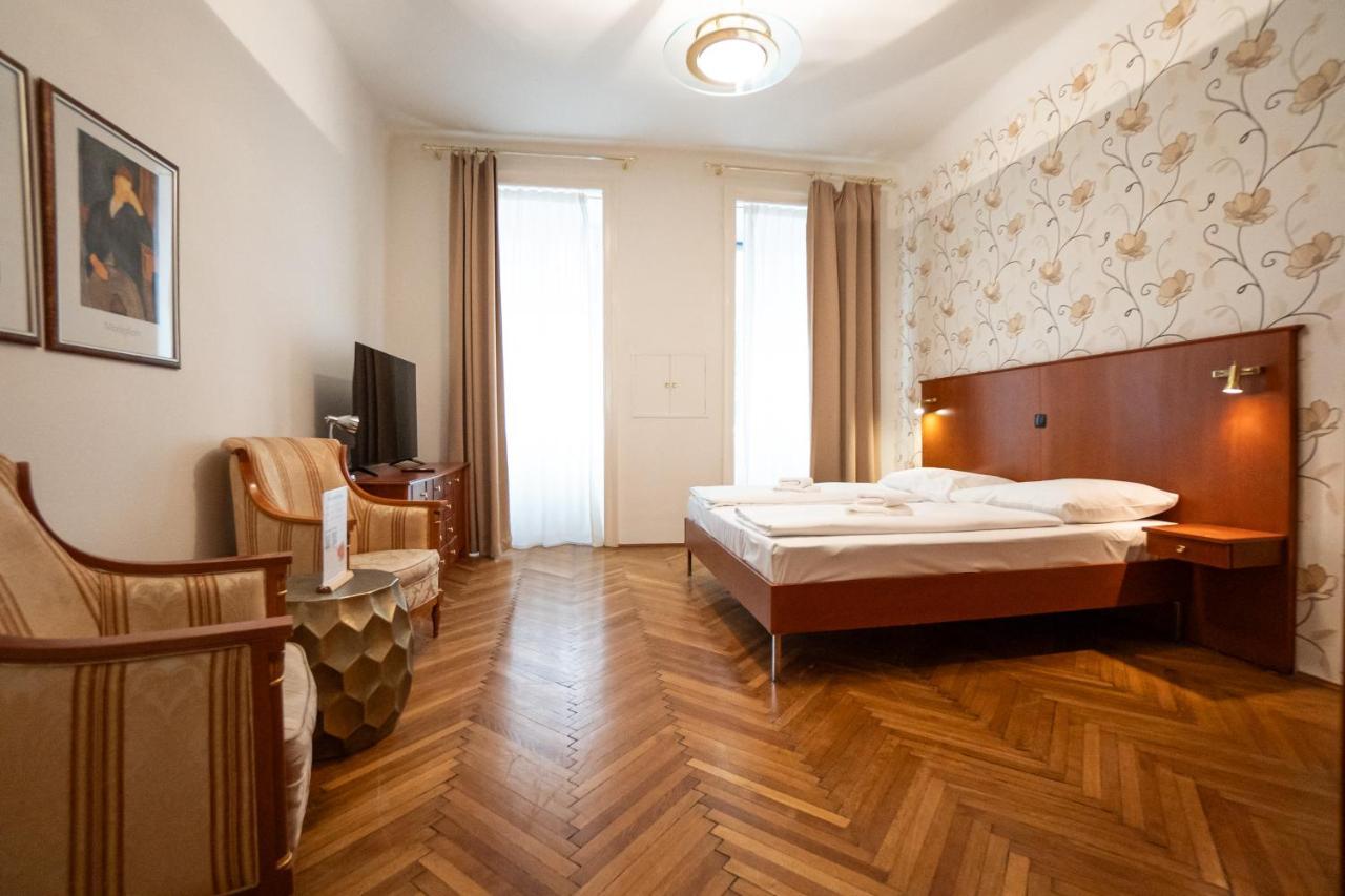 Spacious With A King-size Bed Wenen