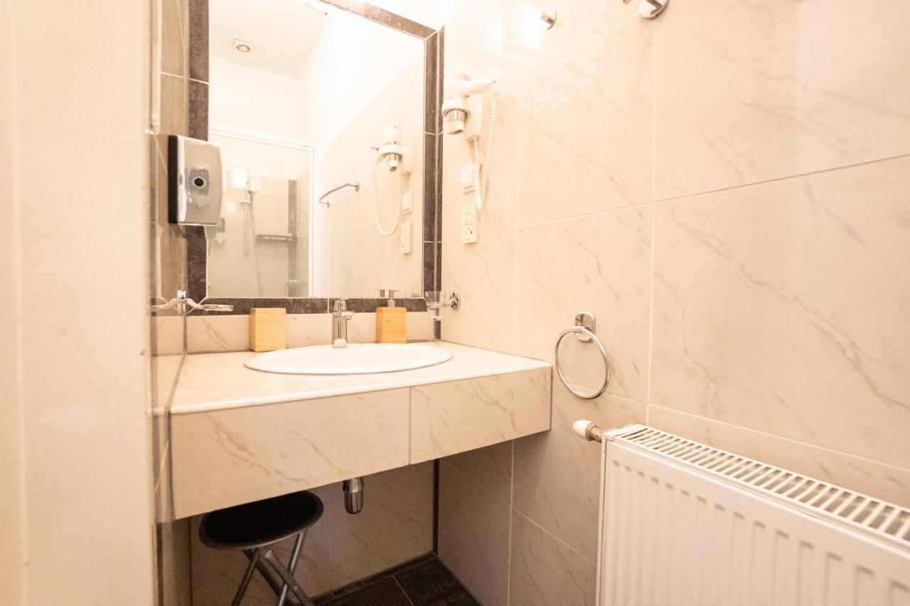 Spacious With A King-size Bed * Wien
